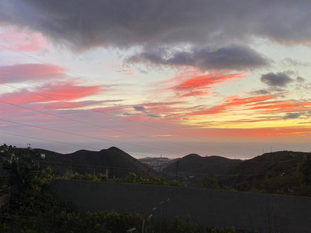 テルデにあるAgrotur Fenixの山々を背景に夕日を眺めることができます。