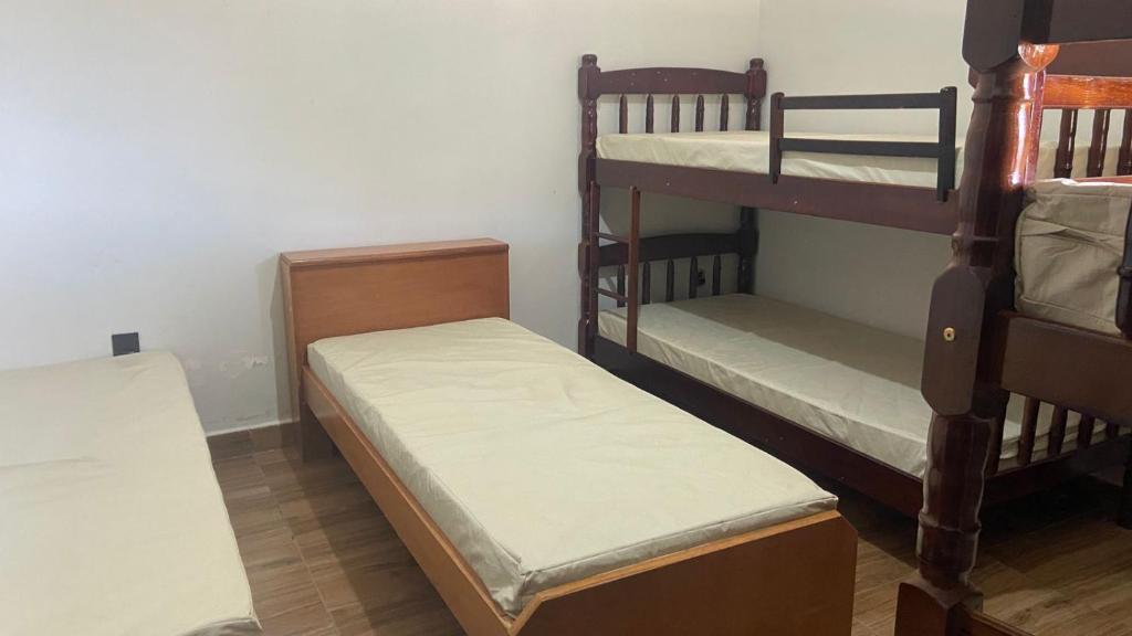 Ένα ή περισσότερα κρεβάτια σε δωμάτιο στο Aluguel de quartos a 90km de São Paulo