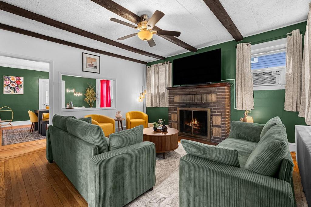 Una sala de estar con dos sofás y una chimenea. en Charming 4BR Retreat in Arlington Sleeps 12 NearDC, en Arlington