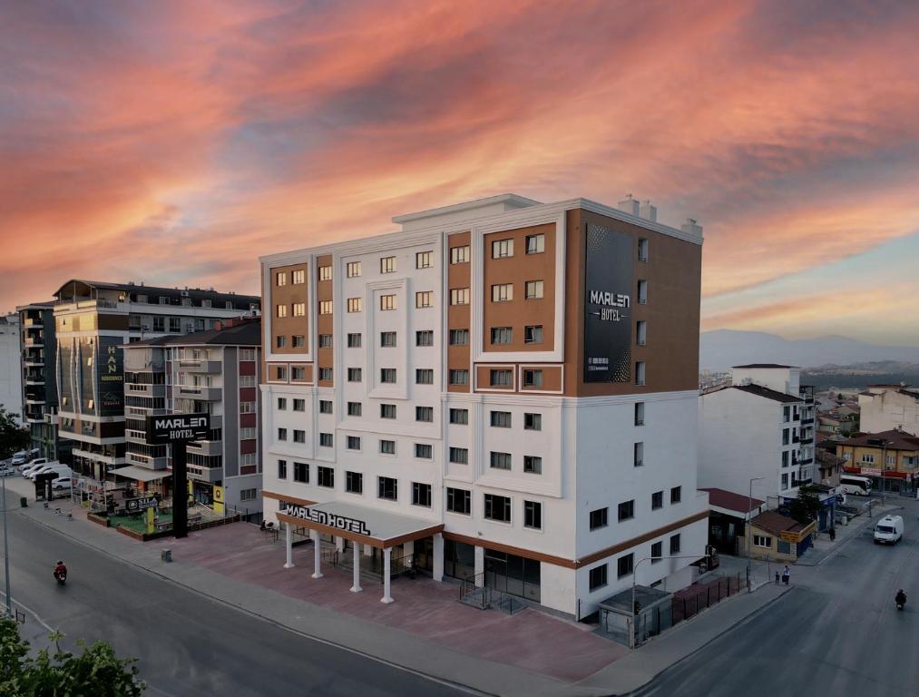 un edificio en una calle de la ciudad con una puesta de sol en Marlen Hotel Denizli, en Denizli