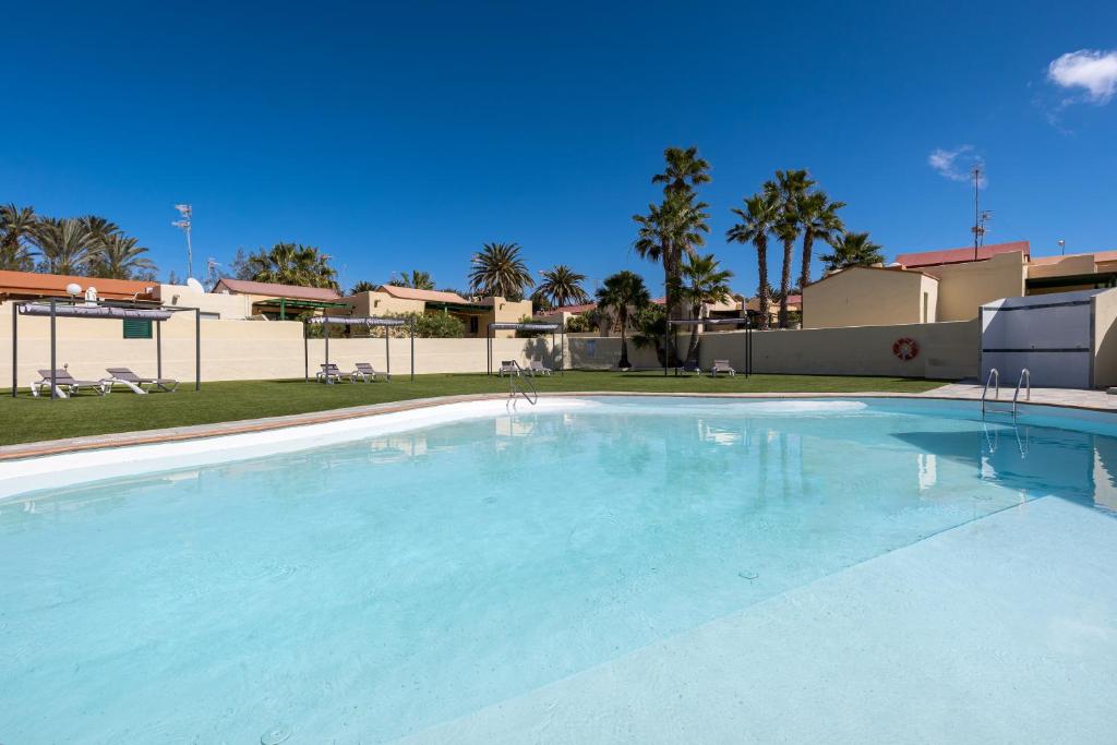 een groot zwembad in een resort bij Costa Calma Rio 2 Barca Beach in Costa Calma