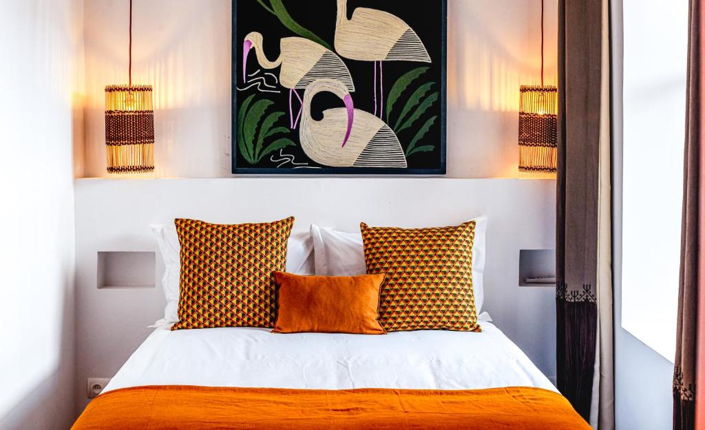 Un dormitorio con una cama con almohadas amarillas y blancas. en Riad Librah Kasbah, médina Place JAMEAA LEFNA, en Marrakech