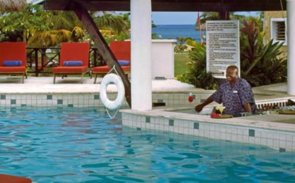 Bazén v ubytování Coyaba Beach Resort nebo v jeho okolí