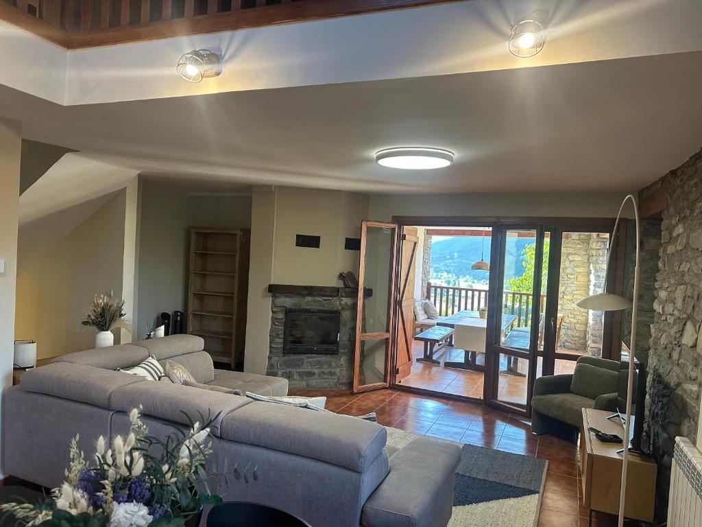 een woonkamer met een bank en een open haard bij Mirador de Punta Corona in Borrastre