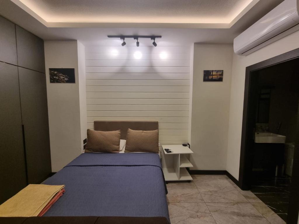 Una cama o camas en una habitación de Departamento luxury y privado Equipetrol