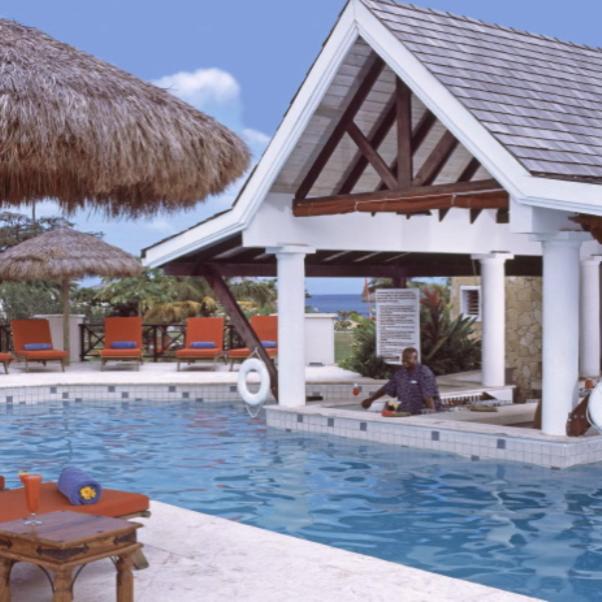 Bazén v ubytování Coyaba Beach Resort nebo v jeho okolí