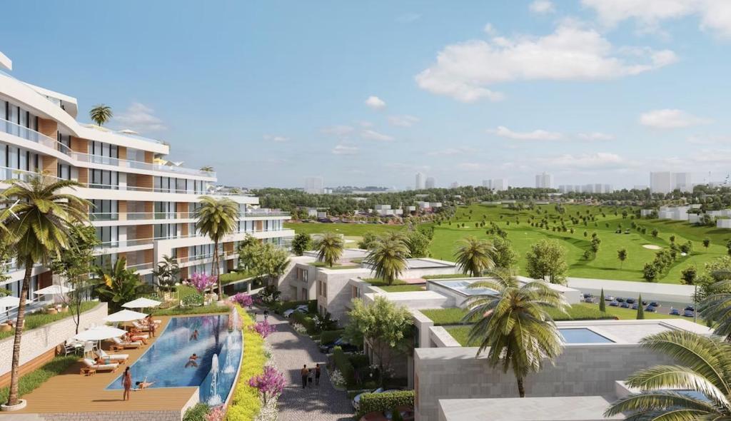 Una vista aérea de un resort con piscina y palmeras. en The Luxury Home Company, en Kigali