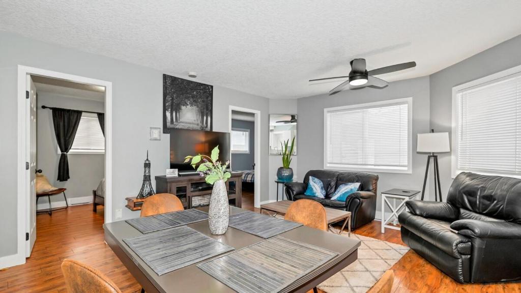 een woonkamer met een tafel en stoelen bij Knockan Hill Rentals - Ground Floor Suite in Victoria