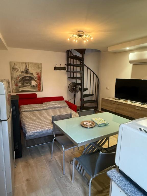 a living room with a couch and a table and a bed at Little Lake Escape in Olgiasca