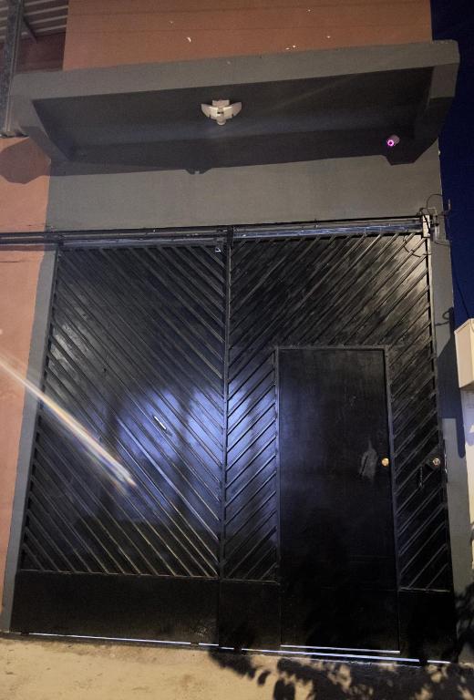 una porta d'ingresso di un edificio con metallo nero di Mini Apartamento a Nueva San Salvador