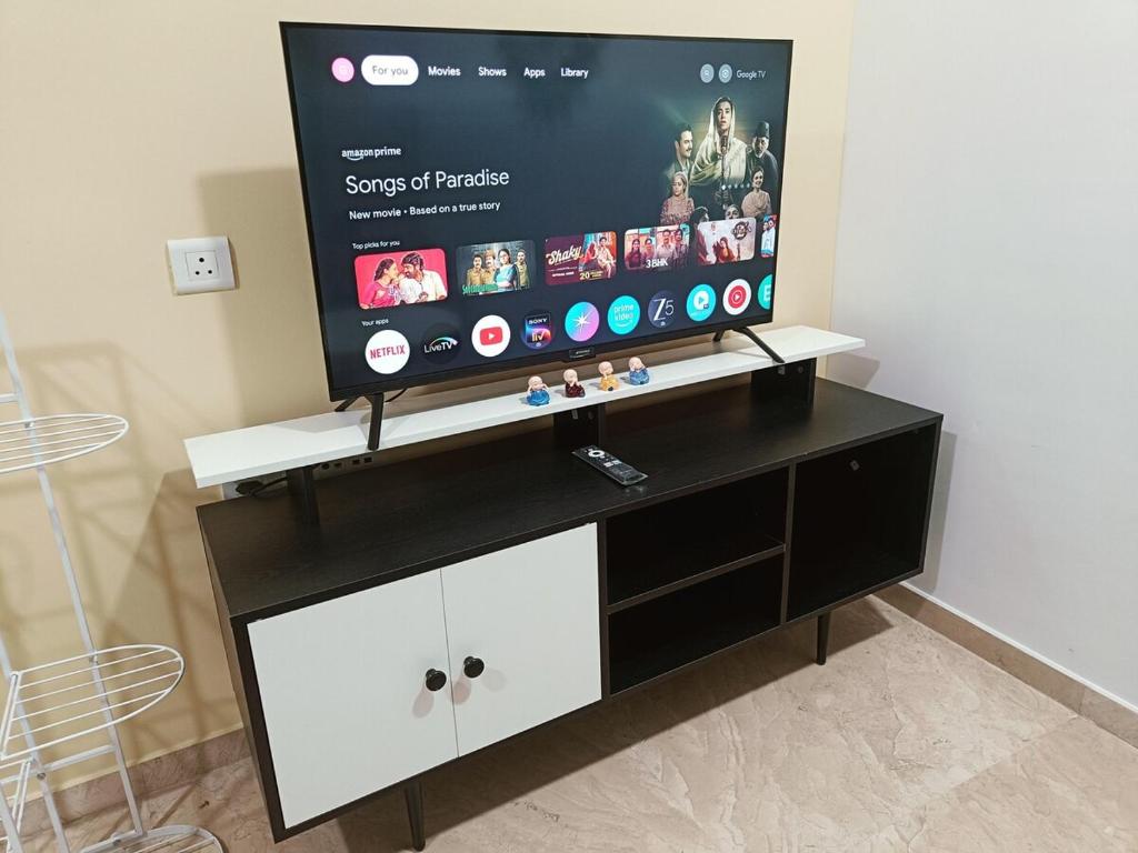 Televisyen dan/atau pusat hiburan di Bright & Cosy Furnished Studio in Estate