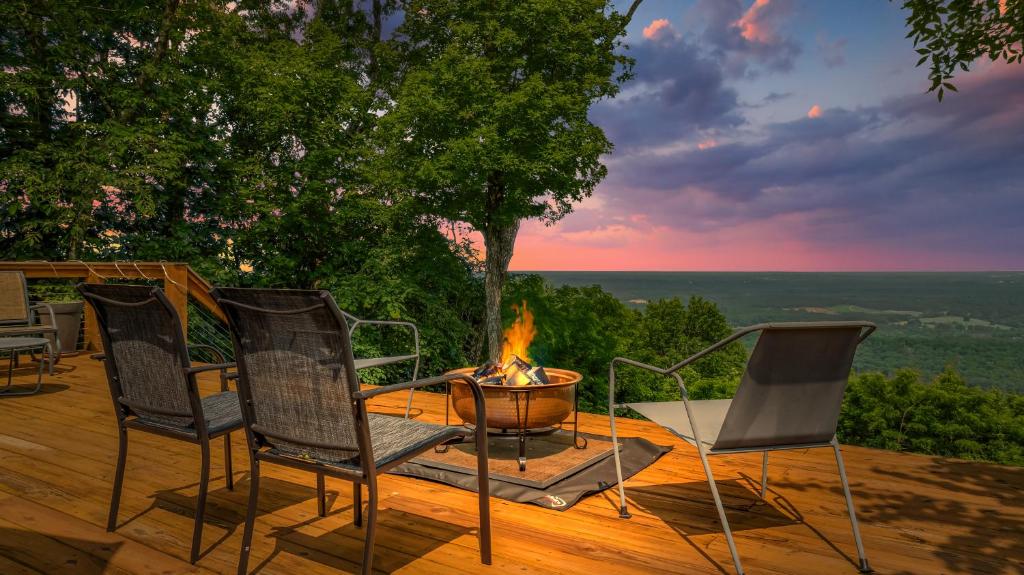 patio con sedie e braciere su una terrazza di Longview Cottage - Mountain View, Sunset, Fire Pit a Mentone