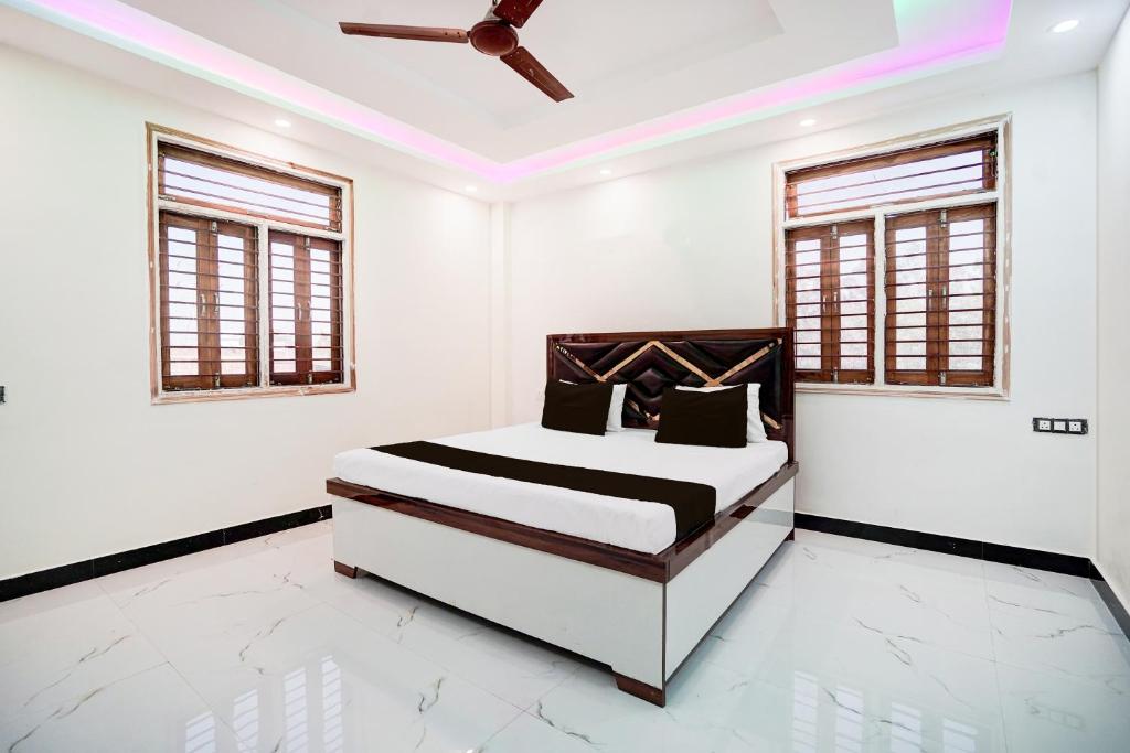 Ένα ή περισσότερα κρεβάτια σε δωμάτιο στο HOTEL O RAJ PALACE