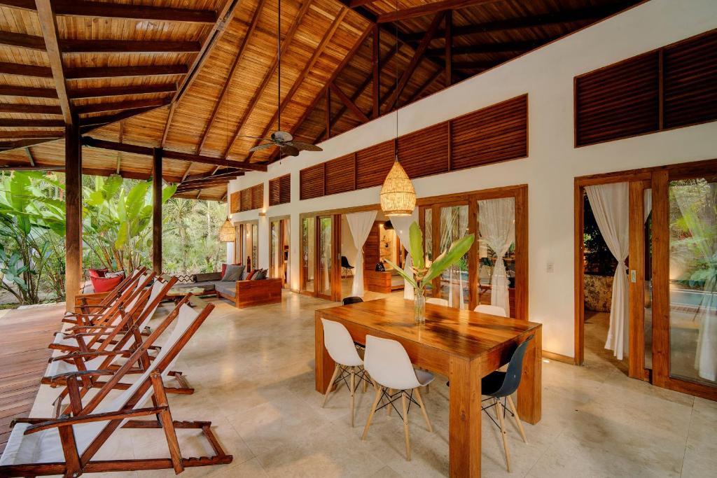 a dining room with a wooden table and chairs at Zen Resort in Punta Uva