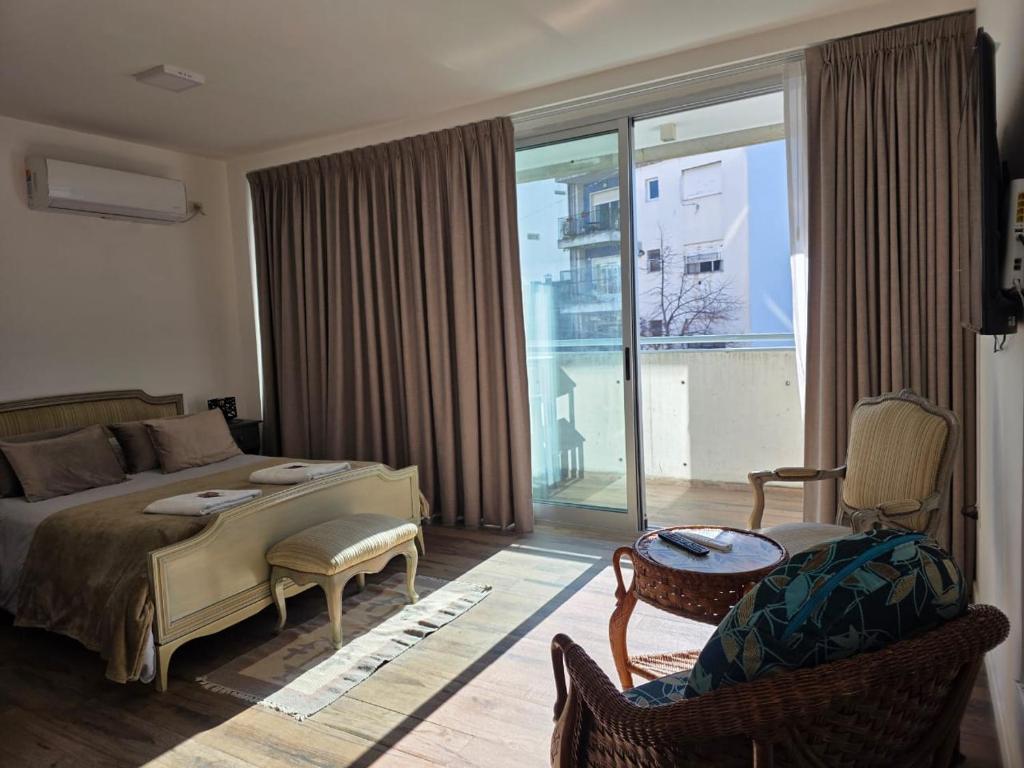 1 dormitorio con 1 cama y sala de estar con ventana en Apartment Belgrano, en Buenos Aires