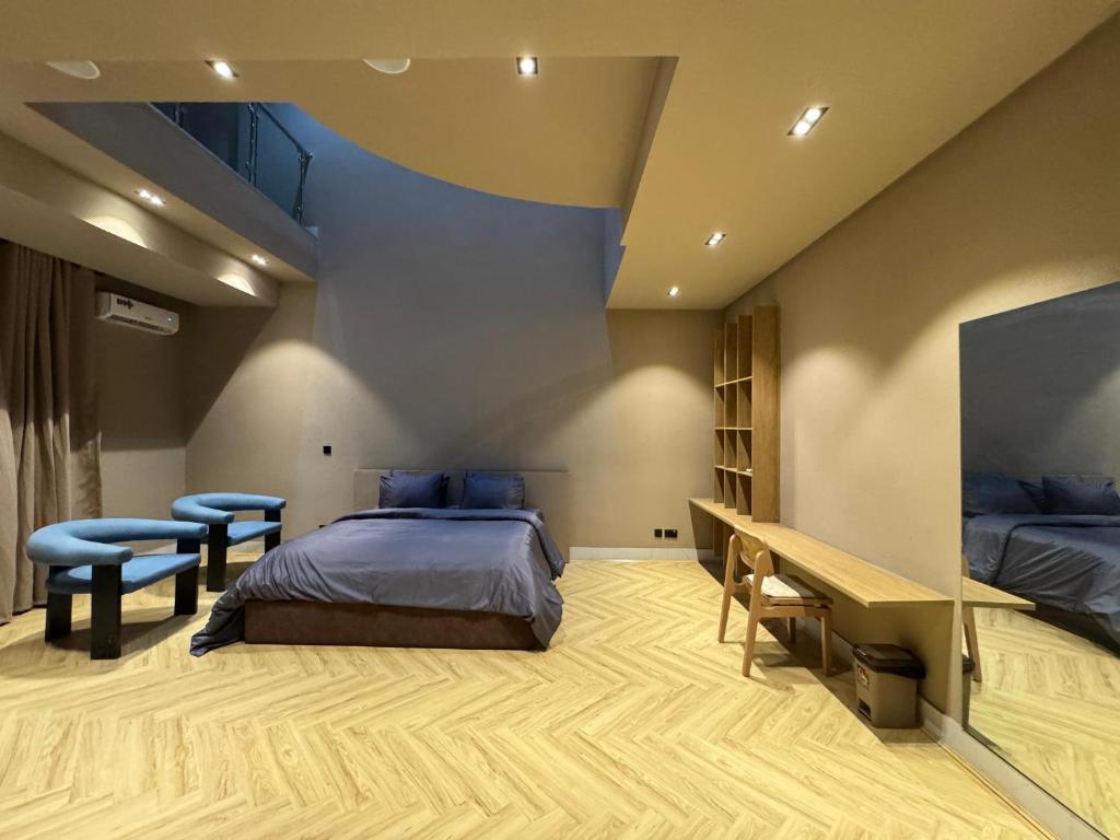 Katil atau katil-katil dalam bilik di 2 bedroom penthouse loft