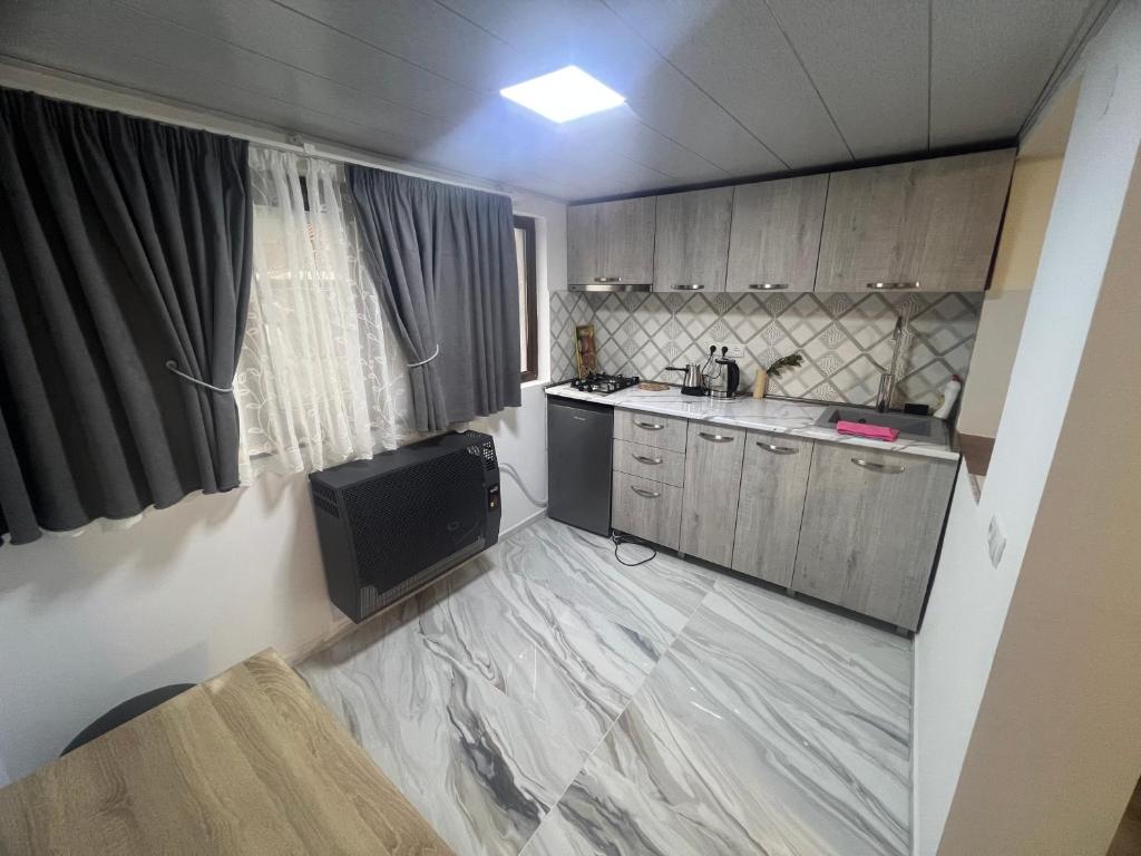 Η κουζίνα ή μικρή κουζίνα στο Guesthouse ATINATI