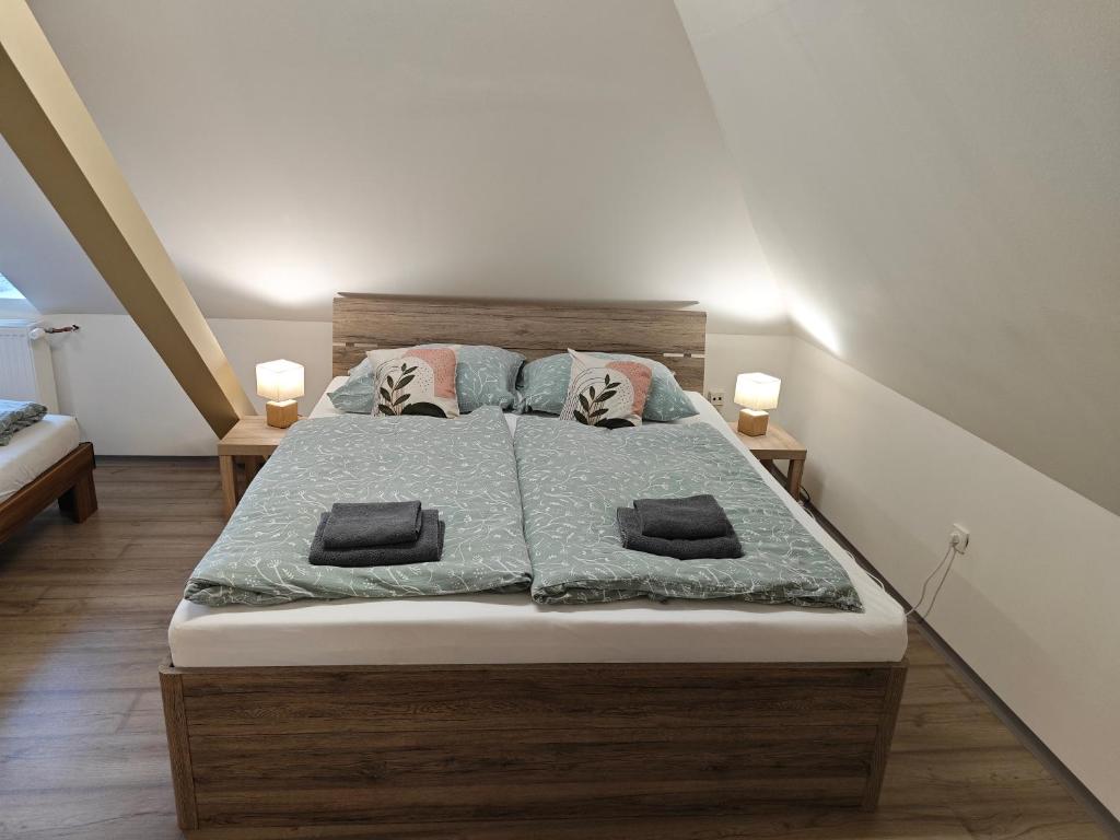 ein Schlafzimmer mit einem großen Bett mit zwei Lampen in der Unterkunft Apartmány Zámecká in Roudnice nad Labem