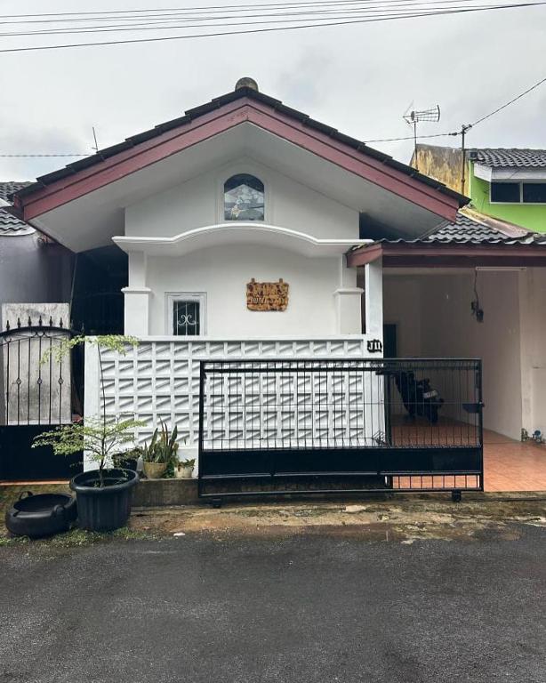 Bangunan di mana terletaknya rumah tamu ini