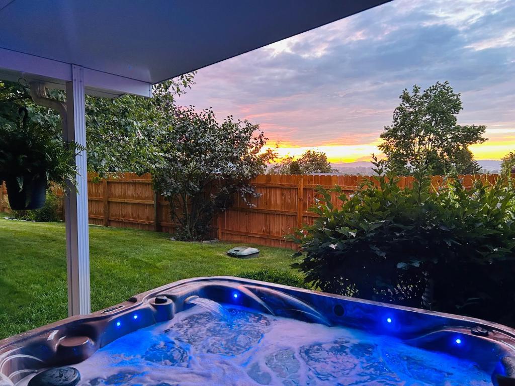 eine Whirlpool-Badewanne im Hof mit Sonnenuntergang in der Unterkunft Walnut Street Retreat with Hot Tub, 3 Bedrooms in Ephrata
