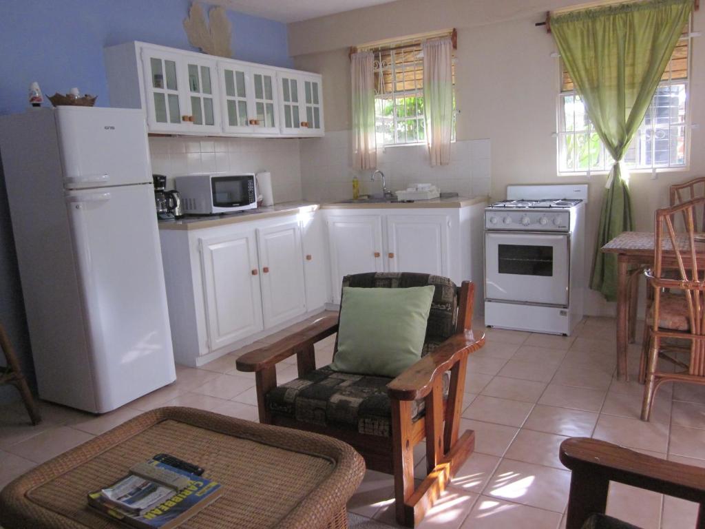 Kuchyň nebo kuchyňský kout v ubytování Buttercup Cottage Apartments