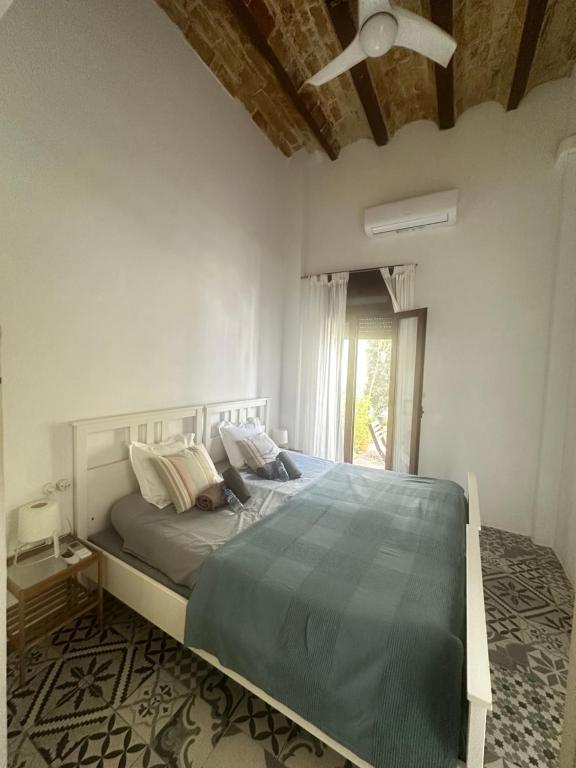 瓦伦西亚Habitación doble en Ruzafa con baño privado的一间卧室配有一张带蓝色棉被的大床
