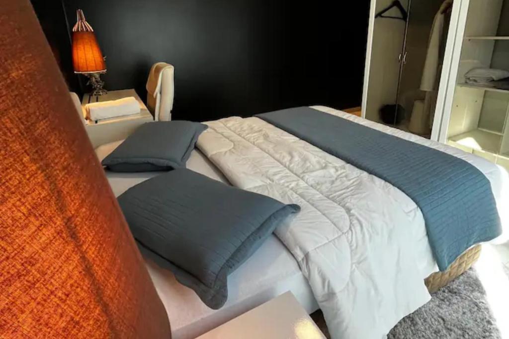 a bedroom with a bed with blue pillows on it at Casa Charmosa Próxima a Avenida das Cataratas in Foz do Iguaçu