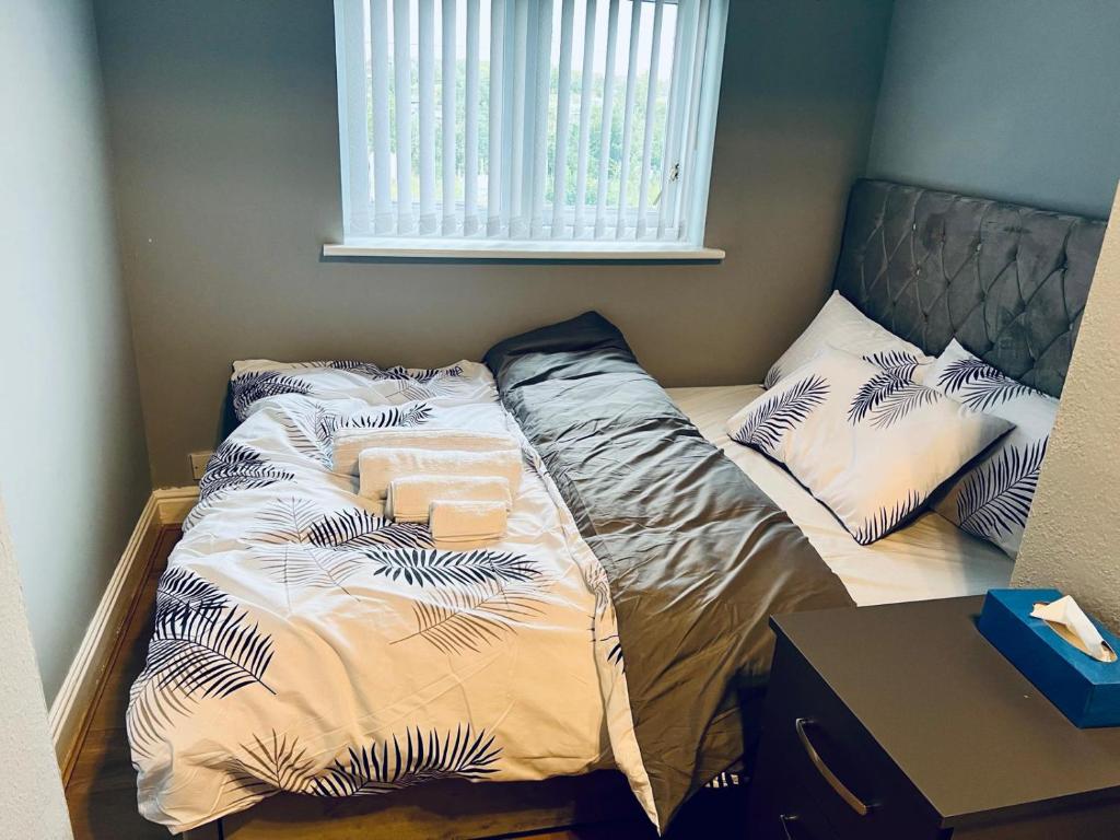 スタッフォードにあるHomestay in Staffordの枕が置かれたベッドのある寝室