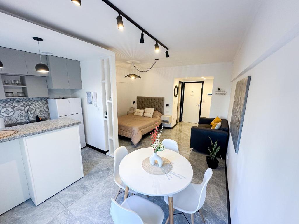 una cucina e un soggiorno con tavolo e sedie di Estudio Mare a Mar del Plata