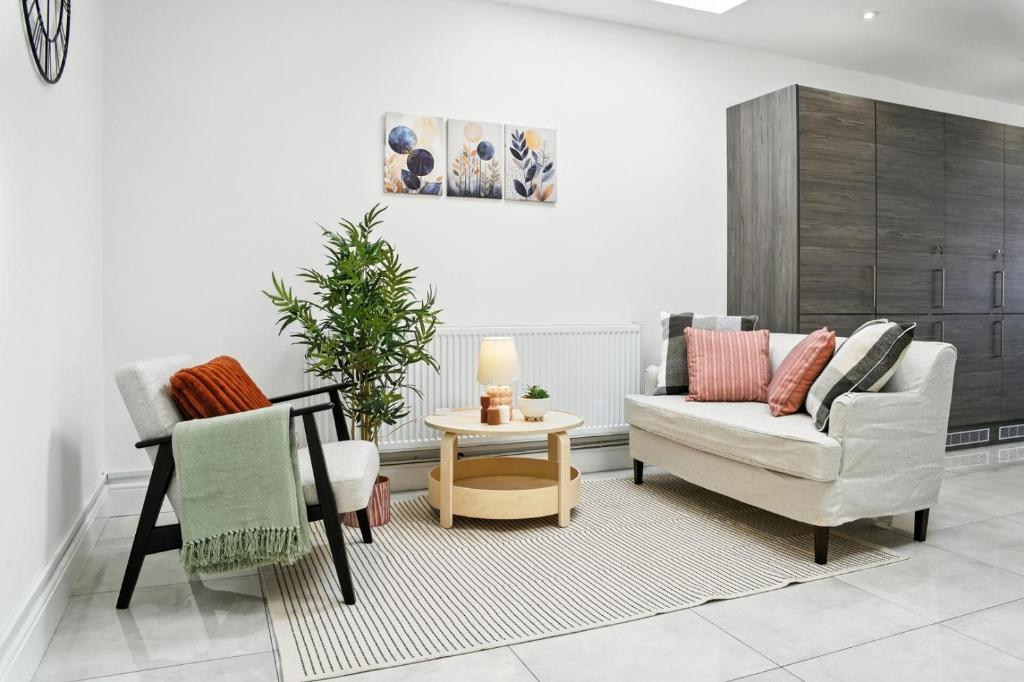 Khu vực ghế ngồi tại Spacious 6-Bedroom/6-Bathroom Stay in Bloxwich