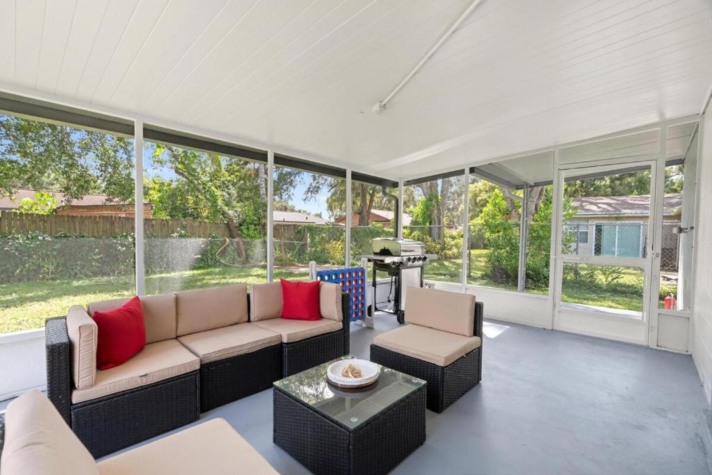 Khu vực ghế ngồi tại King-Style Retreat - 4 BR - Family Friendly