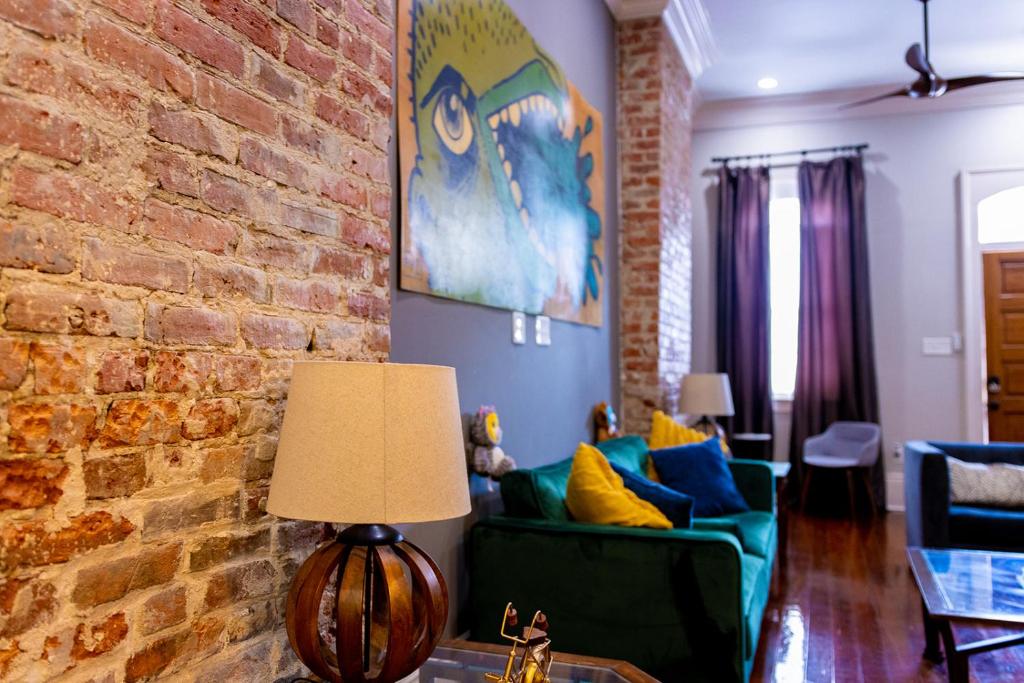 Posezení v ubytování Historic Marigny House mins to French Quarters!