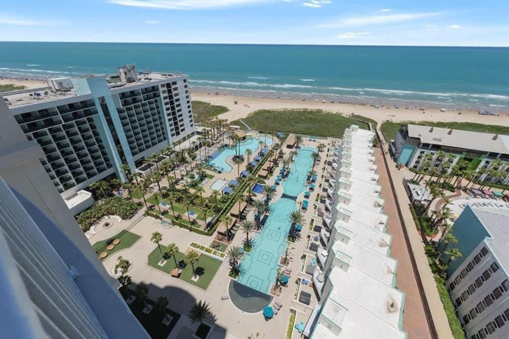 una vista aérea de un hotel y la playa en Stunning 17th Floor SpaceX Direct Views Luxe apts, en South Padre Island