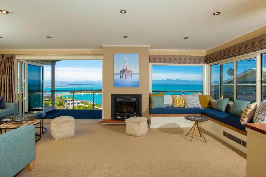 Χώρος καθιστικού στο Seascape Villa - Nelson Waterfront Home