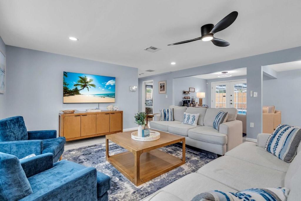 Χώρος καθιστικού στο Siesta on Lee - SRQ Pool Home Near Top Beaches!
