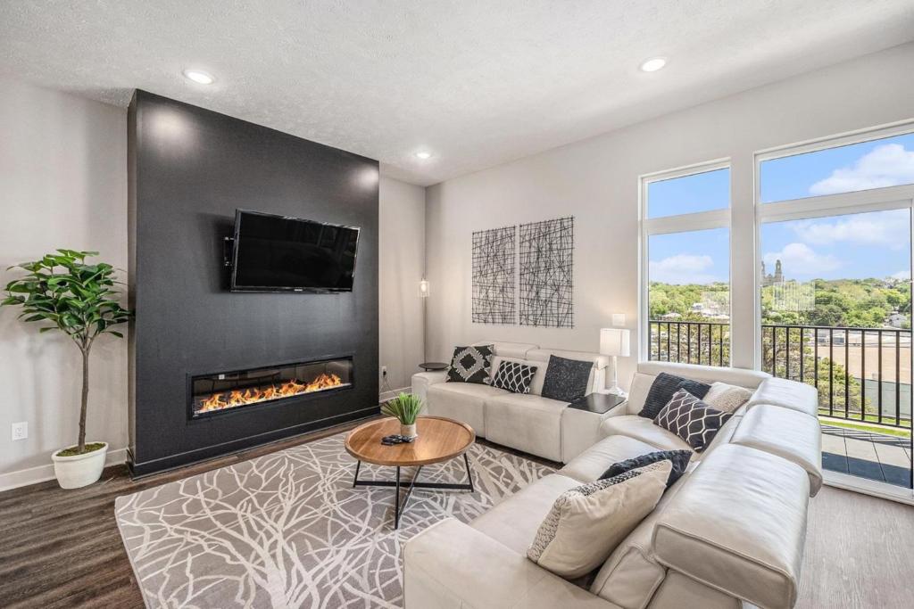 un soggiorno con divano e camino di Midtown Luxury - 2 Master Suites - Near UNMC a Omaha