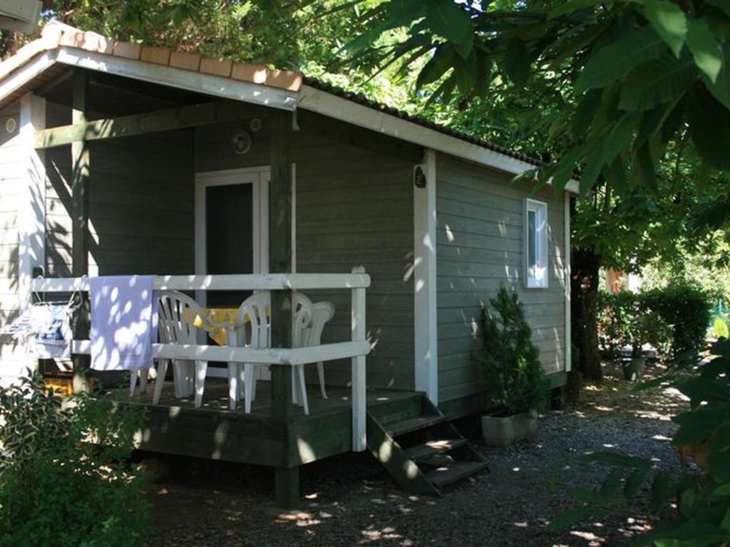 Budova, kde se kemp nachází