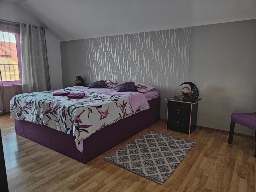 En eller flere senge i et værelse på Vila Ekooos