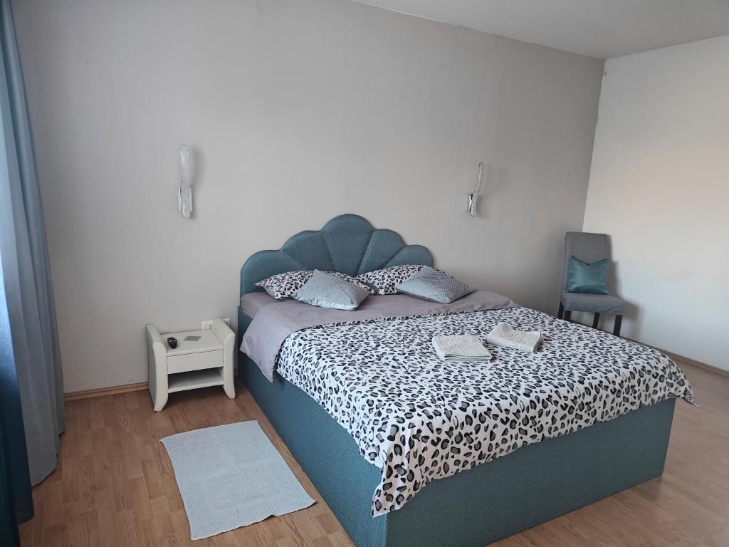 een slaapkamer met een bed met een bedsprei met luipaardprint bij Vila Ekooos in Braşov