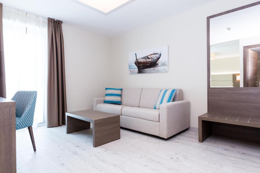 Hotel Petrčane - Suite Met Uitzicht Op Het Zwembad