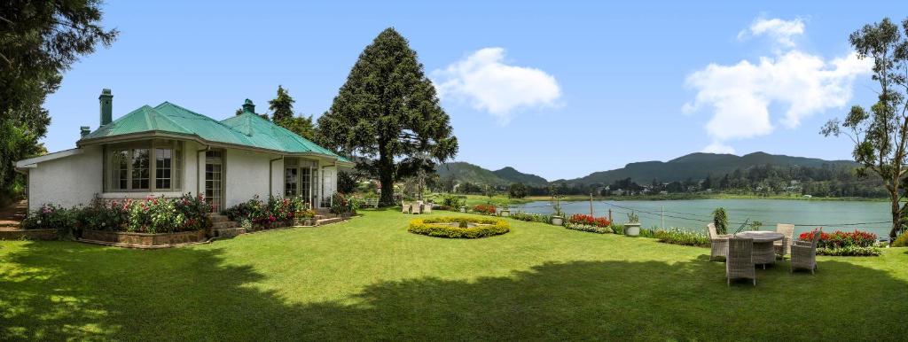 una casa con techo verde en un patio de césped en Hill Rise Luxury Villa & Stables by Edwards Collection, en Nuwara Eliya