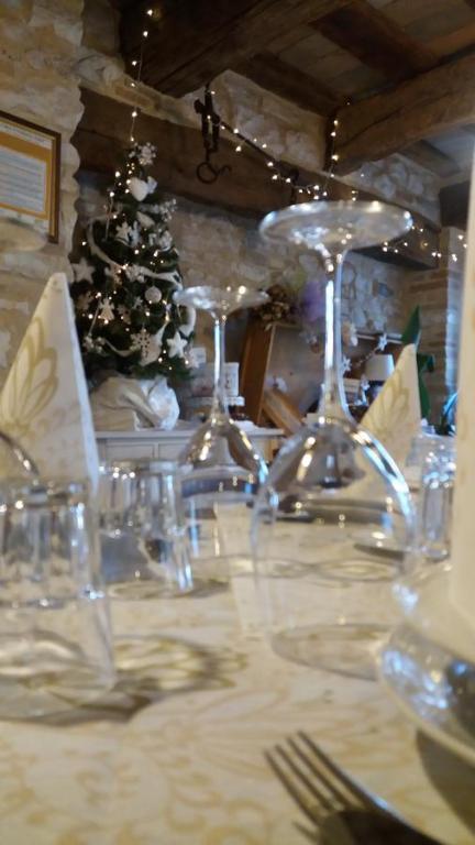 ペルゴラにあるAgriturismo Cà Sorciのワイングラスとクリスマスツリーが並ぶテーブル