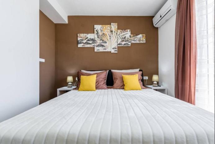 Postel nebo postele na pokoji v ubytování Luxury Apartment with Private Heated Pool