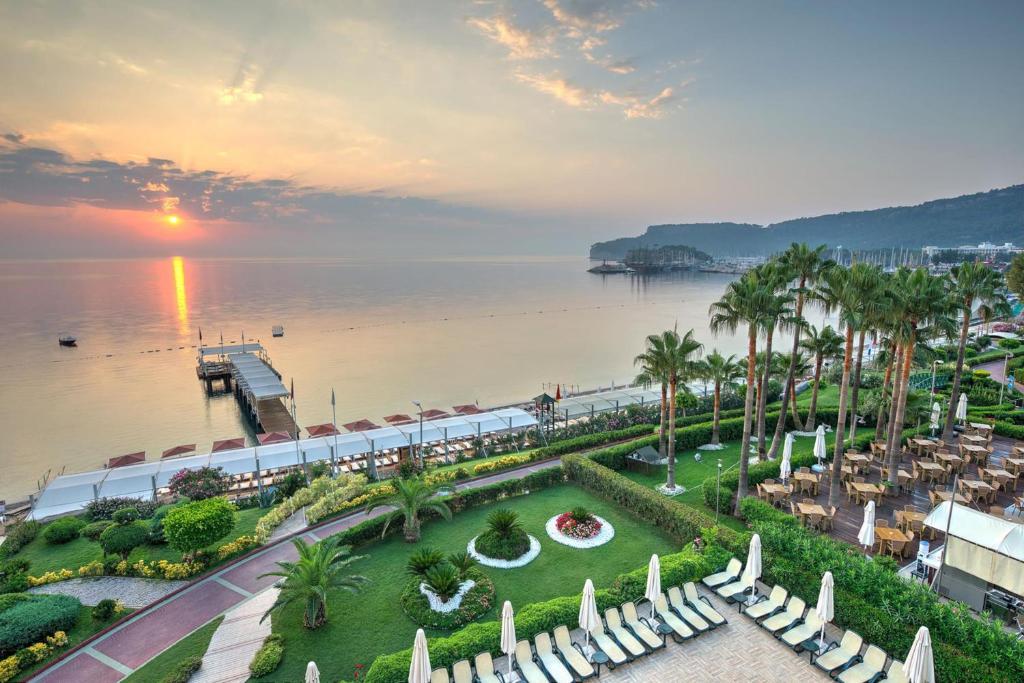 eine Luftansicht eines Resorts mit Meerblick in der Unterkunft Golden Lotus Hotel in Kemer
