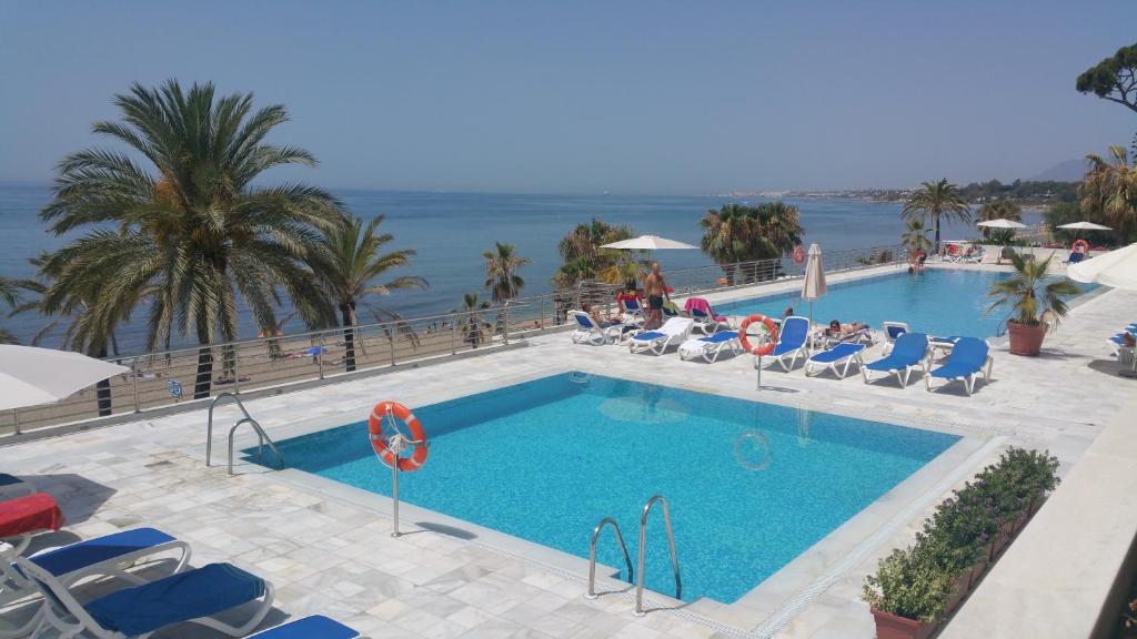 Bazén v ubytovaní Marina Mariola by Coral Beach alebo v jeho blízkosti