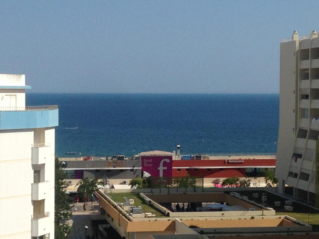 vistas al océano desde un edificio en Praia da Rocha Apartment, en Portimão