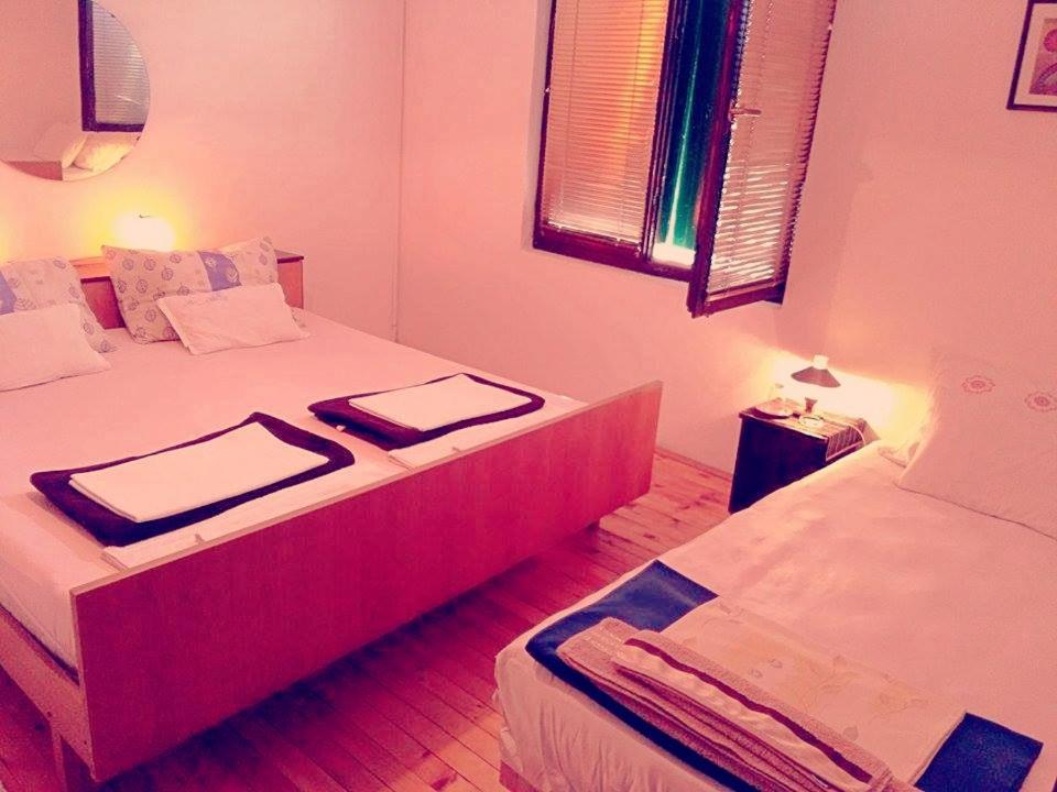 1 dormitorio con 2 camas y toallas. en Two babies, en Mostar