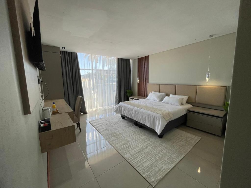 En eller flere senge i et værelse på The Legacy Hotel and Spa