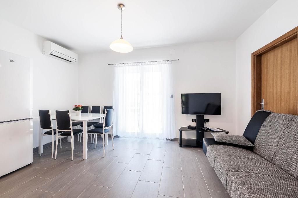 TV a/nebo společenská místnost v ubytování Apartment GRC Grebastica