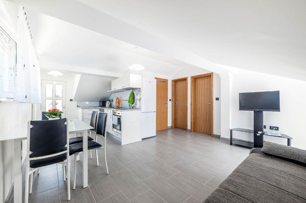 TV a/nebo společenská místnost v ubytování Apartment GRC Grebastica